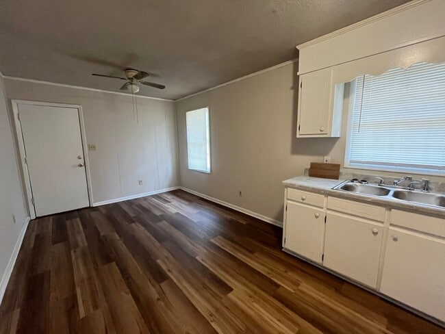 Building Photo - 903 Jamestown Dr