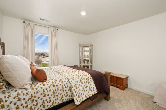 Building Photo - Upgraded 5-Bedroom Home in Immaculate Condition