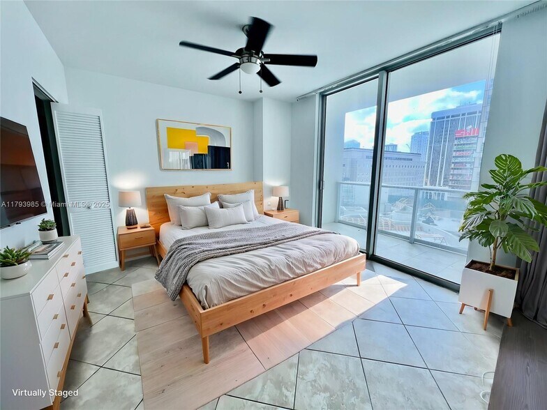 Building Photo - 300 S BISCAYNE Blvd