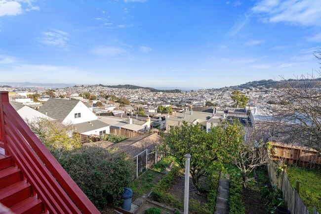 Building Photo - UPDATED LARGE BRIGHT 1800sf 3BR/2BA/1GR In...