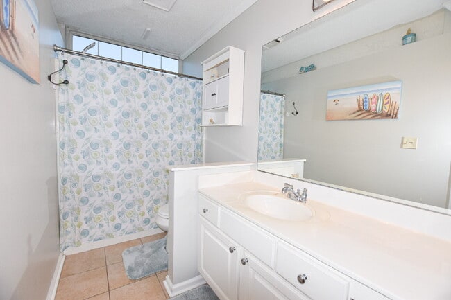 Building Photo - Spacious Condo Beautifully Furnished
