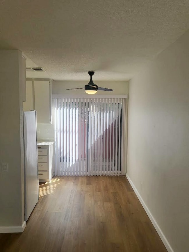 Building Photo - "Chic Palm Springs Retreat: 2BR/2BA"