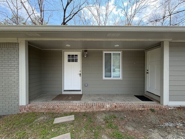 Building Photo - Charming 4/2.5 House in Armuchee- $1,995