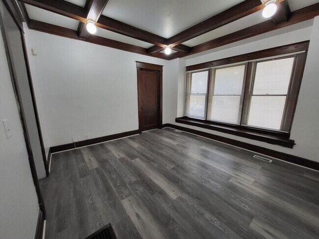 Building Photo - 523 W Maple Ave