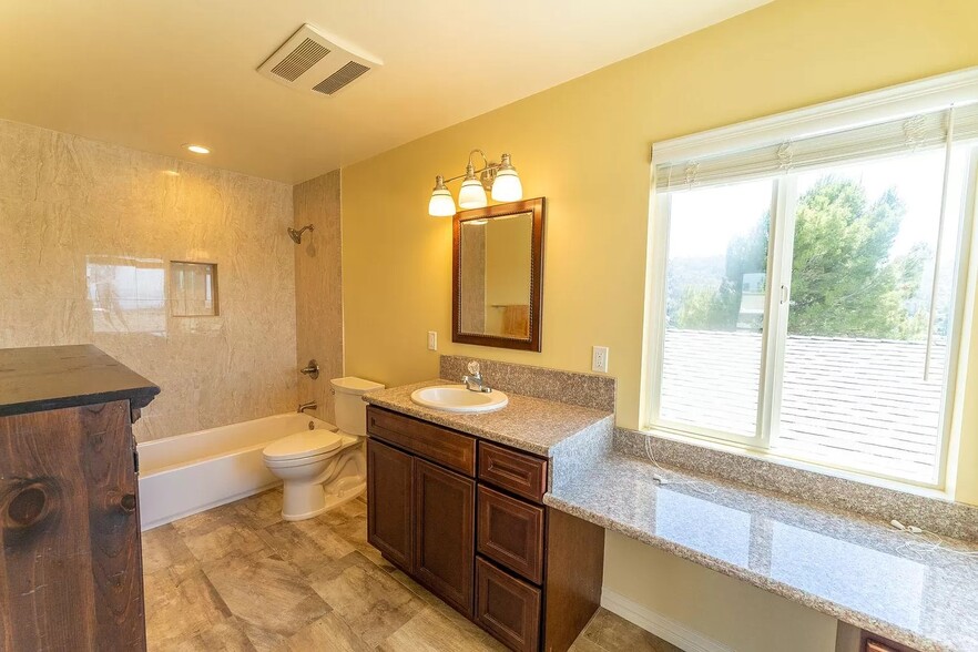 Upstairs Bath - 11318 Dona Lisa Dr
