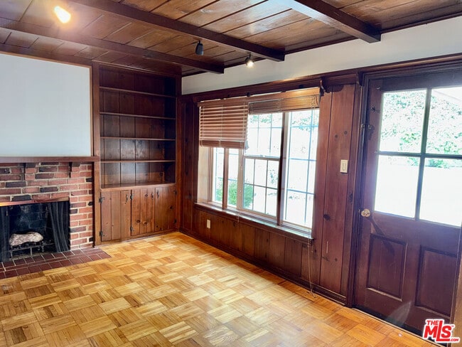 Building Photo - 661 Warner Ave