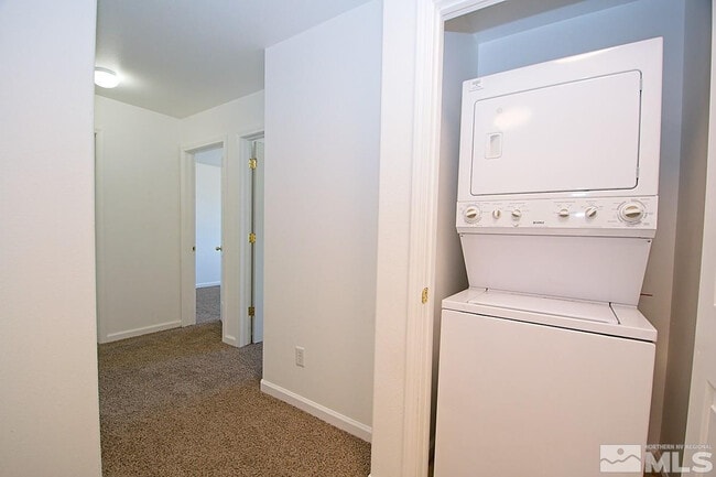 Building Photo - 670 Starlite Dr