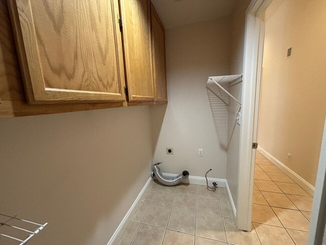 Building Photo - Sharp Home!