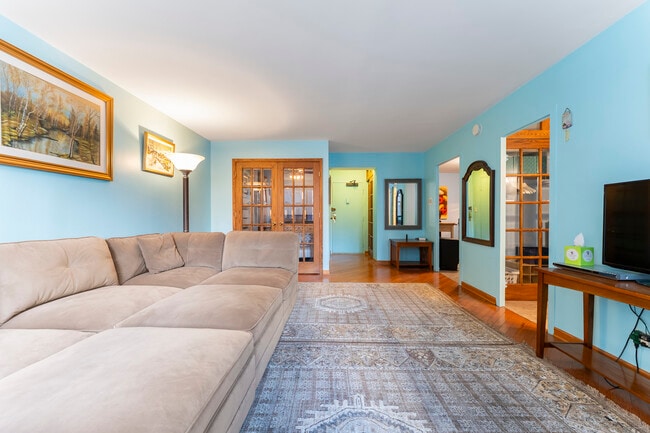 Building Photo - 253 E Delaware Pl