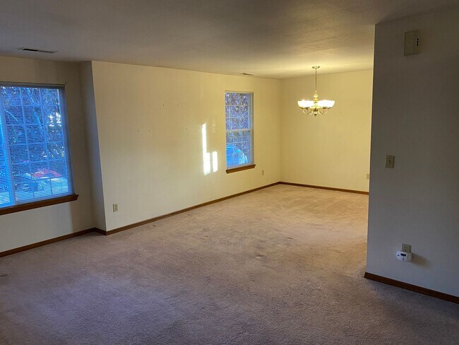 Building Photo - 1001 Crestview Ln