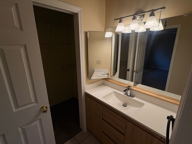 Building Photo - Newly Upgraded 3Bed 2Bath Home On Ina & Thornydale