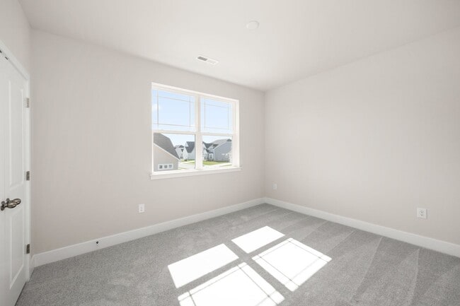 Building Photo - Beautiful new 4-bedroom, 3.5 bath property...