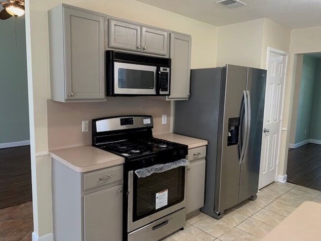 Building Photo - What a Find! 4 Bedrooms!