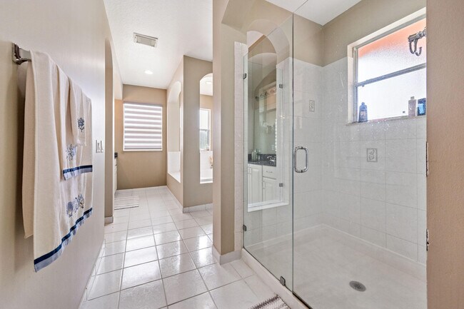 Building Photo - 658 Cresta Cir