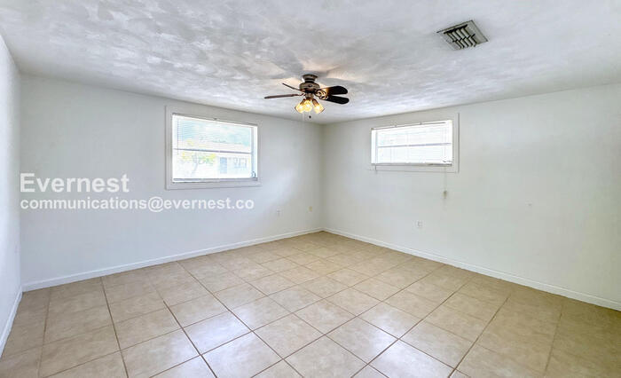 Building Photo - 5912 Della Dr