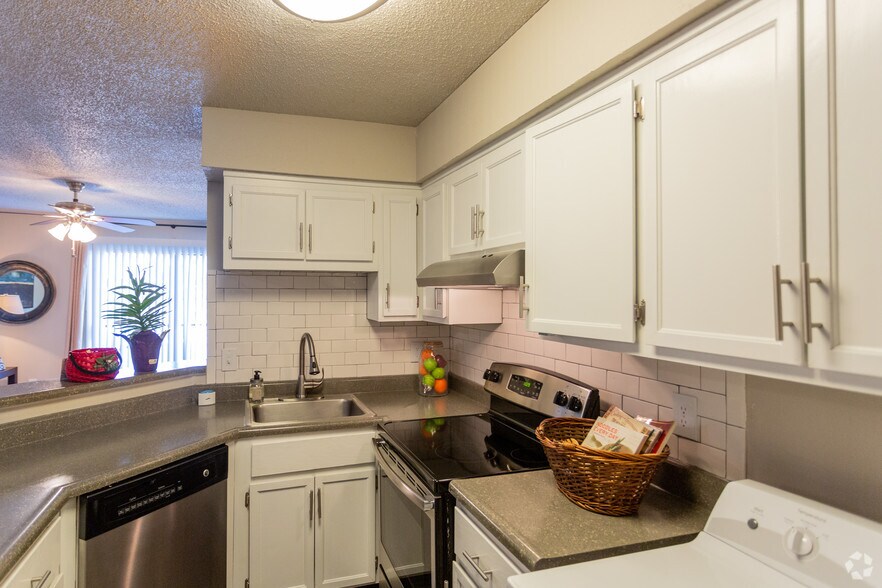 2BR, 2BA - McKenzie - 972 SF - Bellevue West