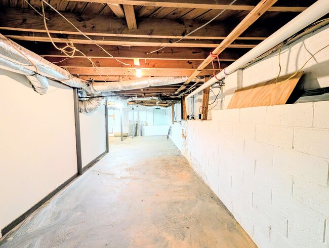 Building Photo - 704 Valleyview Dr