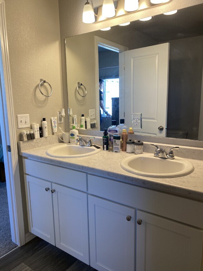 Building Photo - 3 bedroom - Samaritan Loop