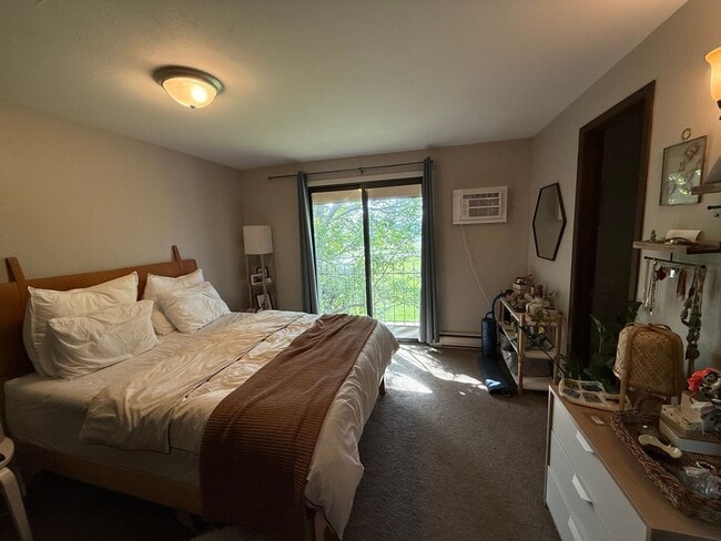 Building Photo - Spacious End-Unit Townhome in Scenic Shanahan Ridge