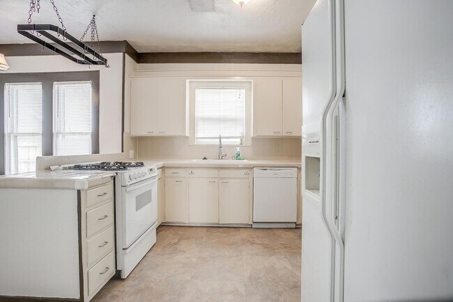 Building Photo - Well Maintained 3 Bed, 2 Bath in Establish...
