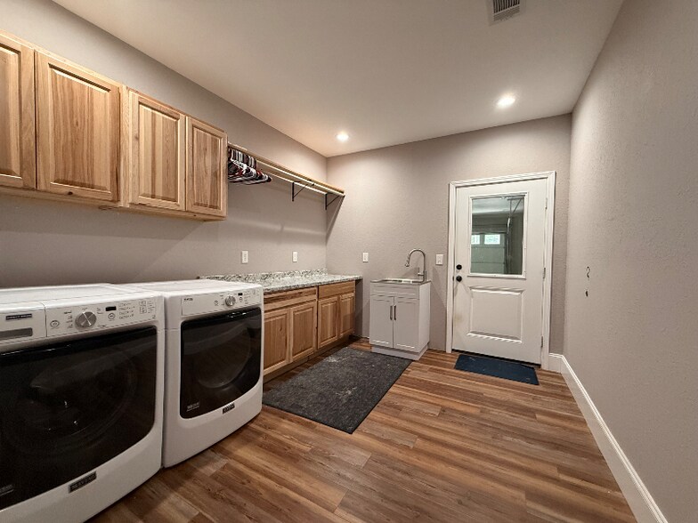 Building Photo - 415 Autumn Ridge Dr