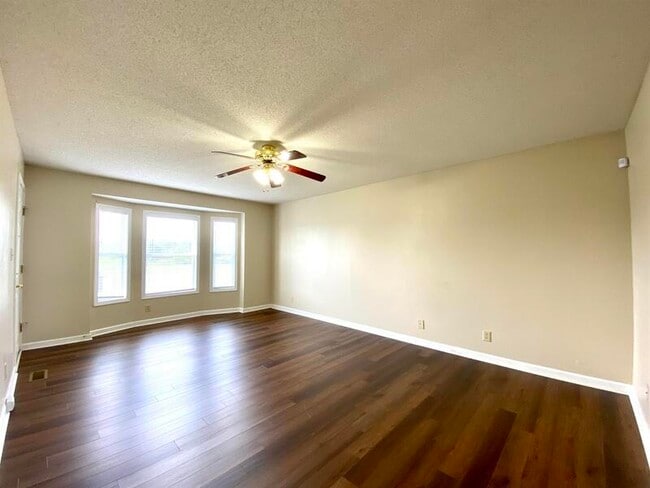 Building Photo - 701 Carbondale Dr