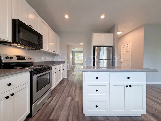 Building Photo - 5847 SW Coventry Pl