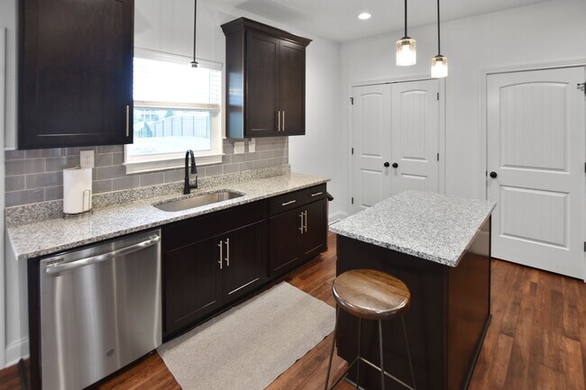 Building Photo - Pet Friendly Three Bedroom with Bonus!