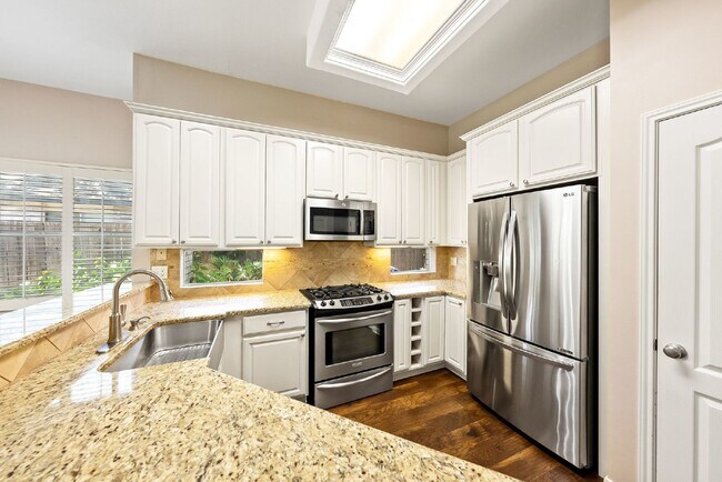 Building Photo - Spacious Cul De Sac Location Surrounded by...