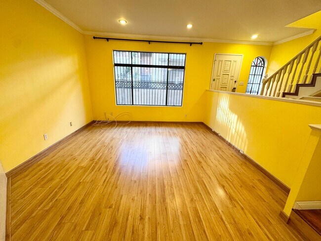 Building Photo - *** Charming 4 bed 3.5 bath Alhambra Townhome ***