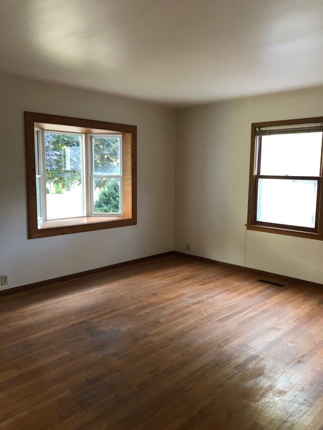 Building Photo - 215 N Pine St