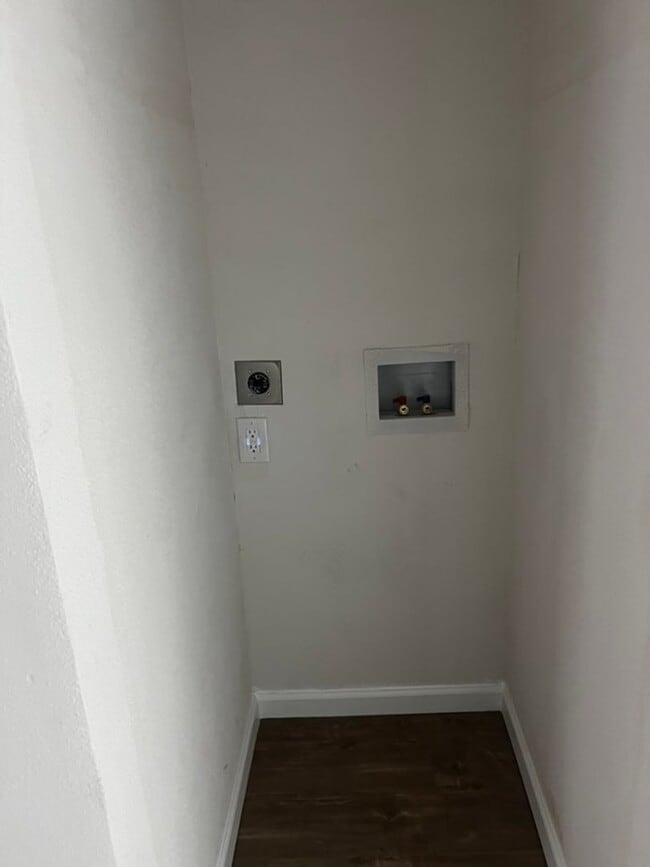 Building Photo - Spacious 3BD/2BA Home - Available in June!