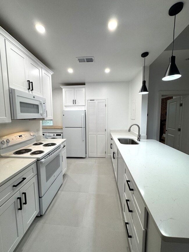 Building Photo - Centrally Located Renovated Large 1BR/1BA in Historic Dupont Circle Row House