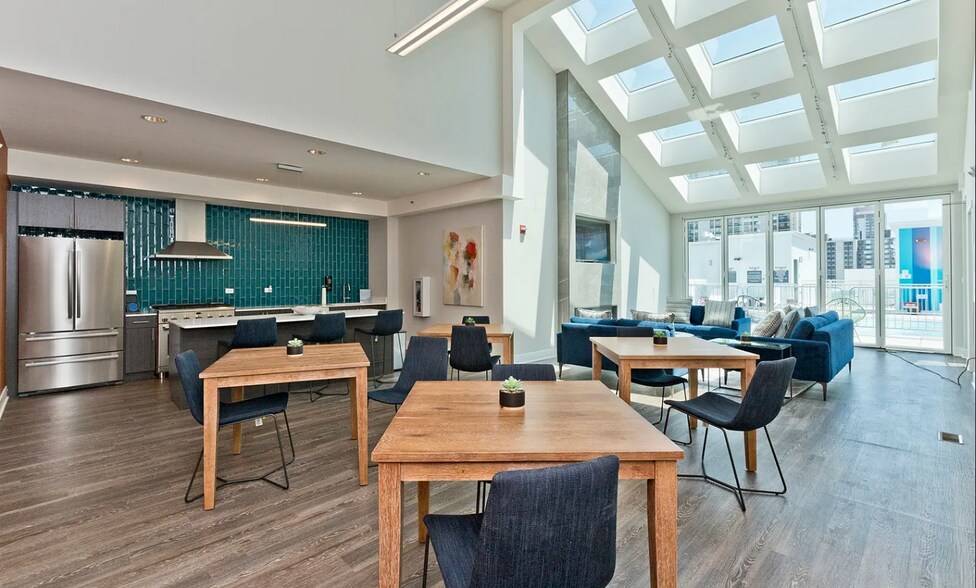 Building Photo - 1429 N Wells St