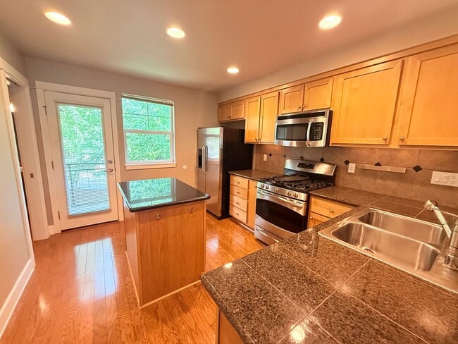 Building Photo - West Seattle Townhome