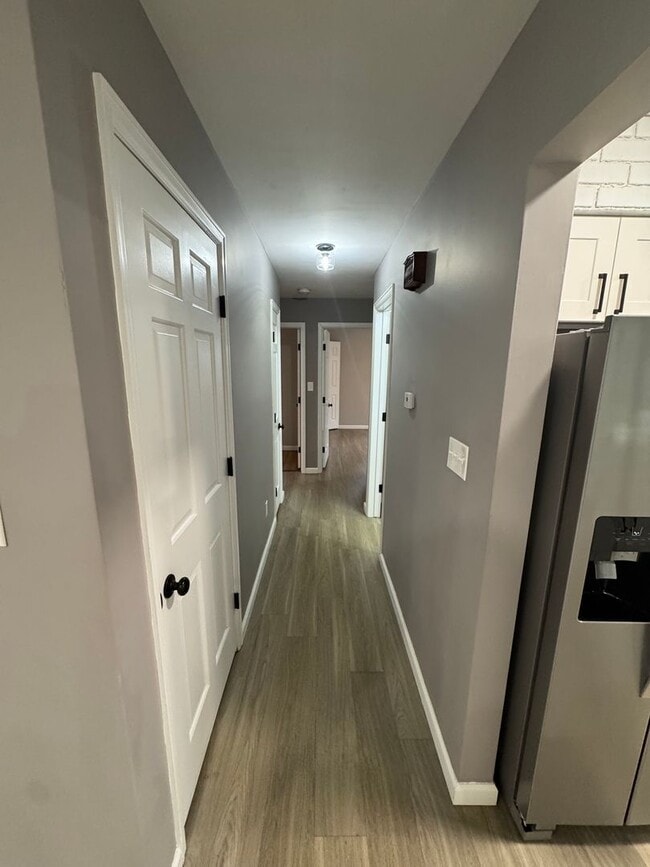 Building Photo - Beautiful Modern Home on the Plateau