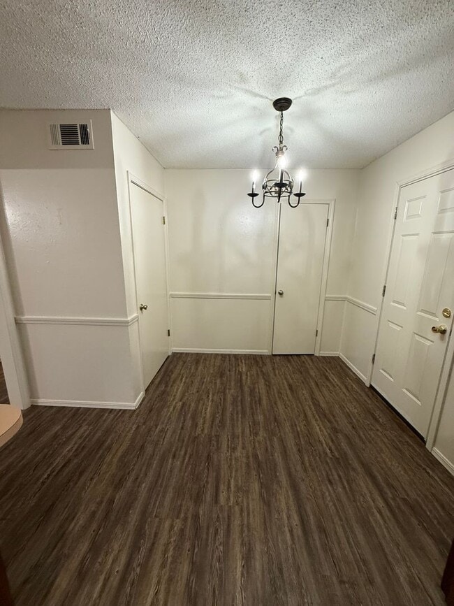 Building Photo - 3 Bed 1.5 Bath Total Electric, Fenced Back...