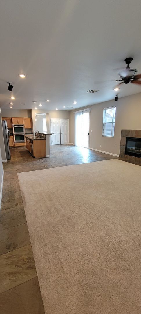 Building Photo - 4BDR/ 3BTH Lone Mountain Home Available Fo...