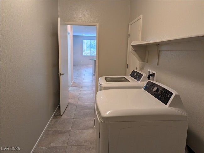 Building Photo - 6114 Scarlet Leaf St