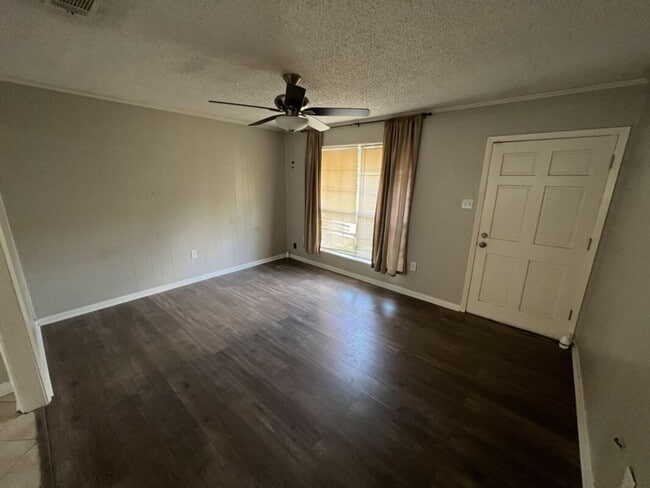 Building Photo - 3-Bedroom, 1.5-Bath Home in Baker  | Avail...