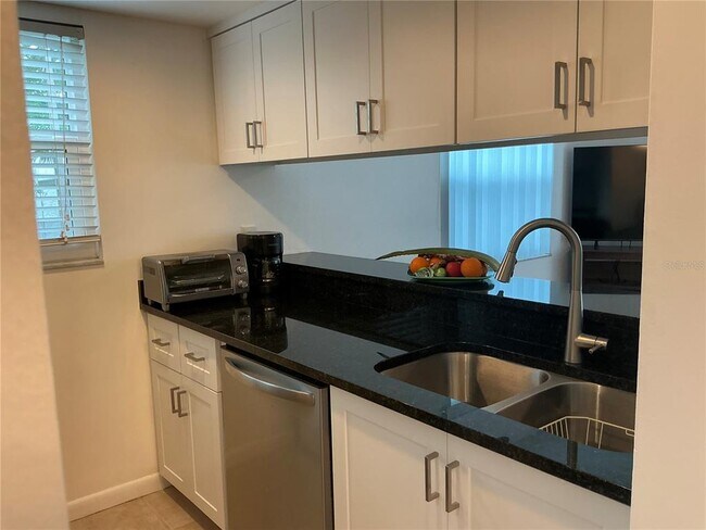 Building Photo - 2525 W Bay Dr