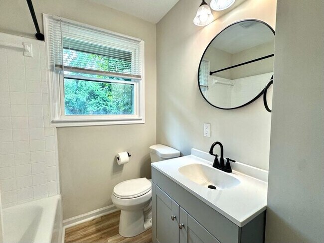 Building Photo - 868 Watts Dr