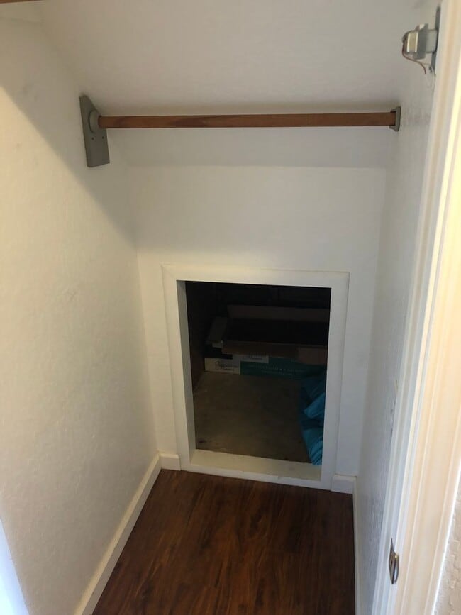 Building Photo - 2Br/2Ba - 1 Car Garage Townhouse in the He...