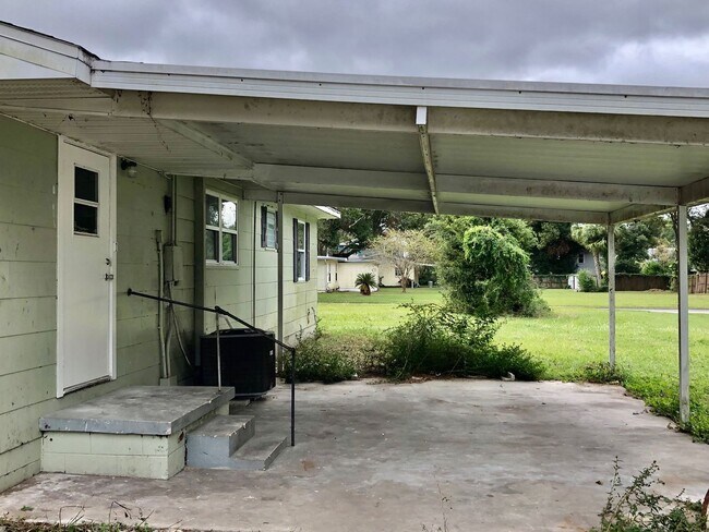 Building Photo - SPACIOUS Zephyrhills 4BR/1BA Home in the Heart of Downtown!