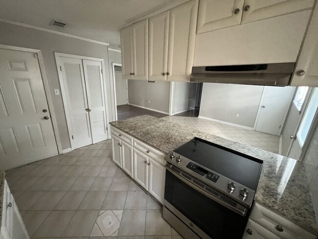 Building Photo - 3-Bedroom, 1.5-Bath Home in Baker  | Available Now!