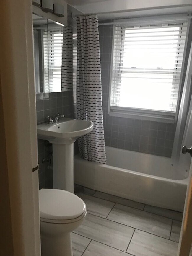 Building Photo - Cozy Belmont Cragin Studio/One Bath ~ Heat Included ~ Income Guidelines Apply