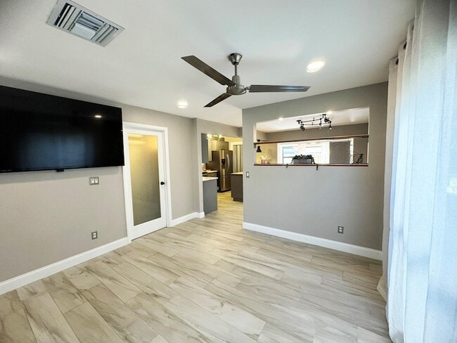 Building Photo - 321 Sandtree Dr