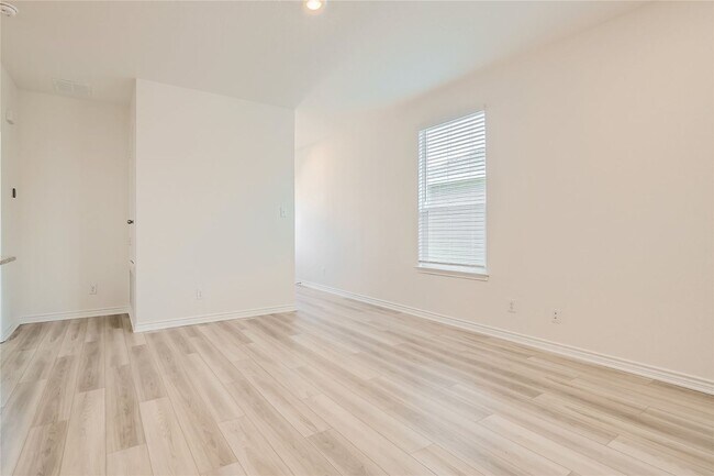 Building Photo - 4 Bedrooms located off Hwy 90W and Grosenbacher Rd, 10 miles from Lackland AFB
