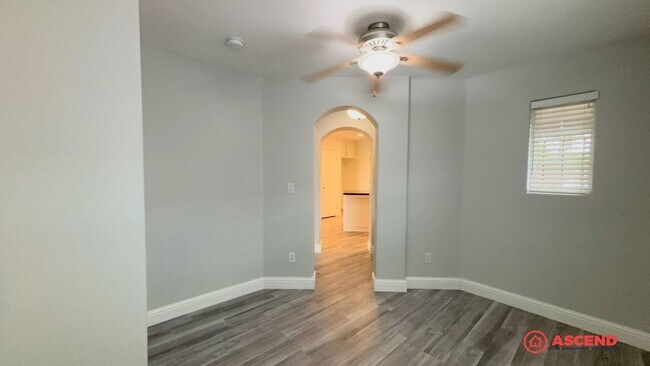 Building Photo - Gorgeous home located in the Northeast!