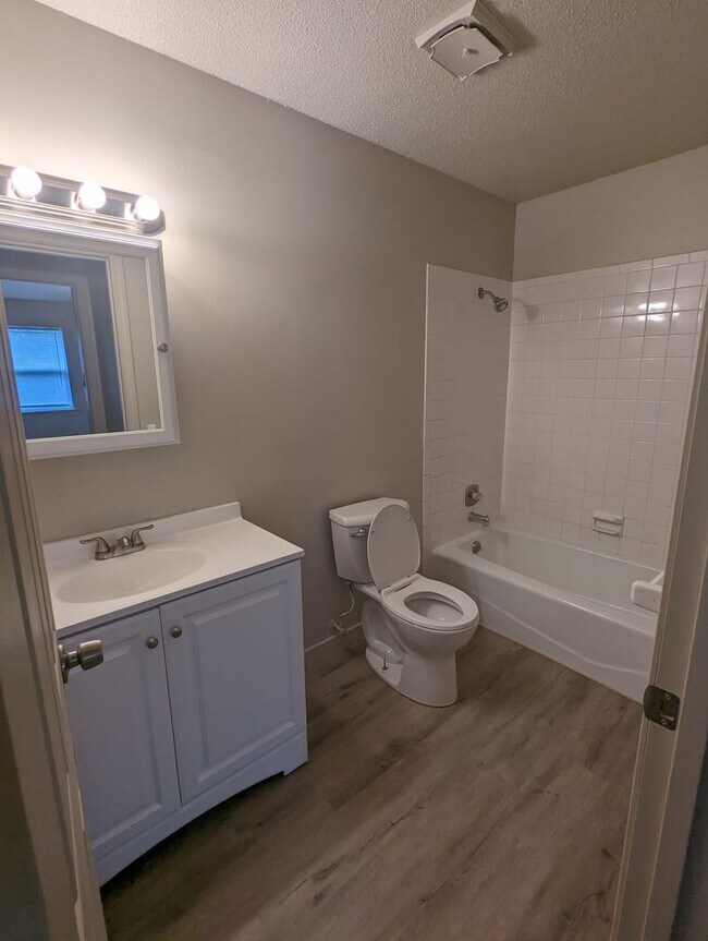 Building Photo - Upstairs 2 Bedroom Apartment